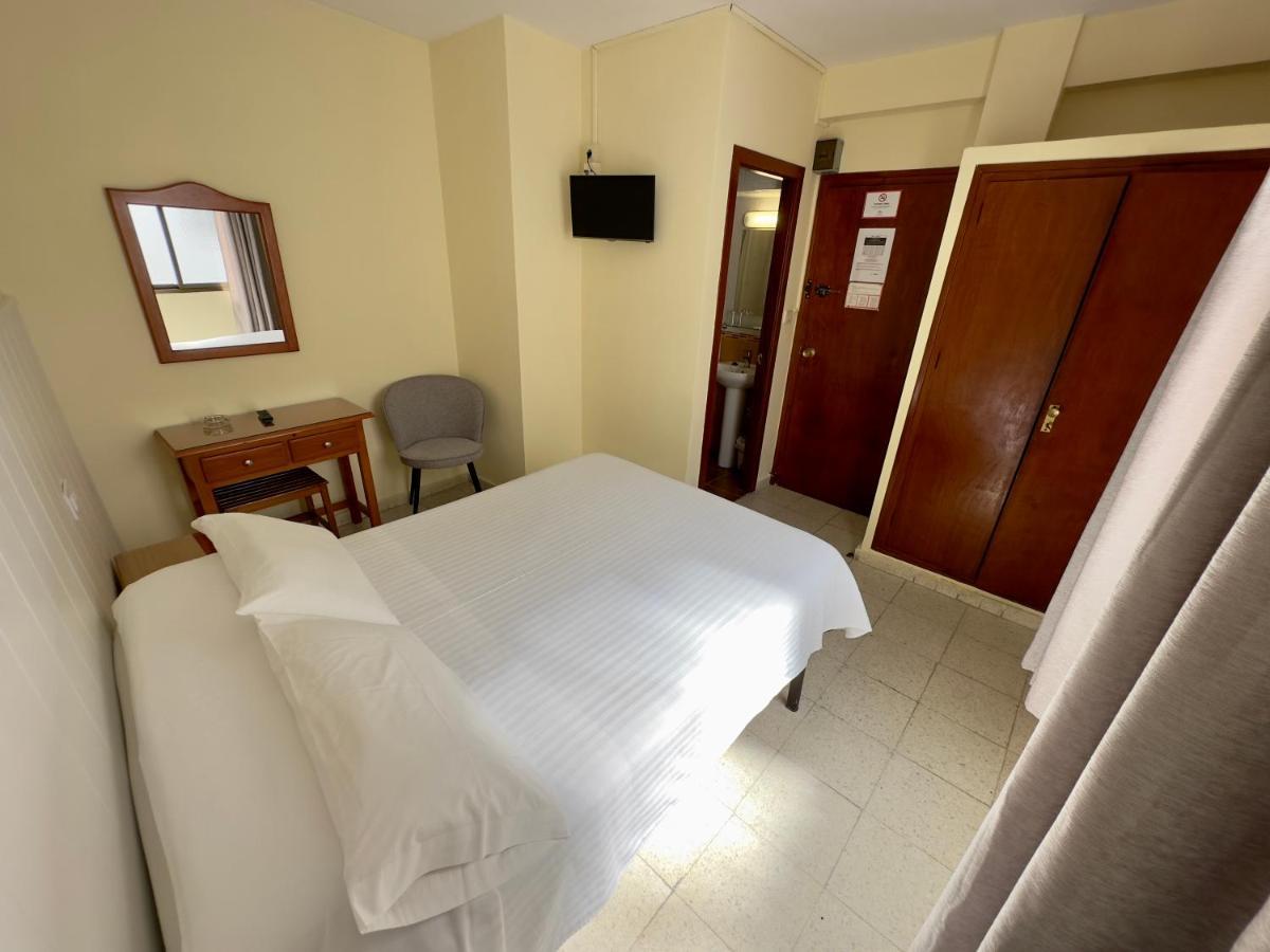 Hotel Cabello Torremolinos Bagian luar foto
